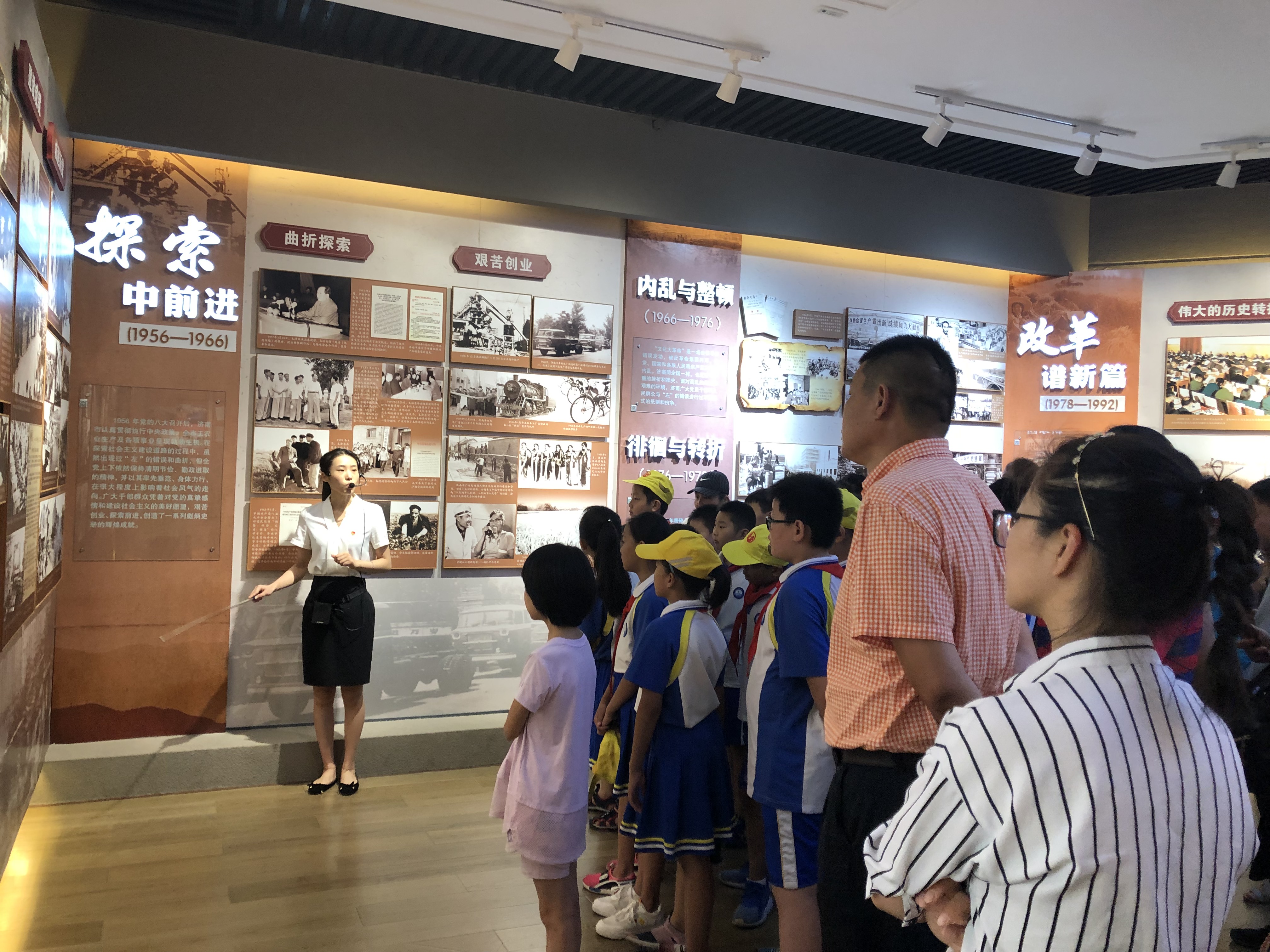 济南市皇亭竞技体育学校党委组织全校党员赴中共山东省党史陈列馆参观