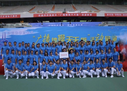 把握每一个节拍,做好每一个动作,最终以饱满的热情,整齐划一的队形