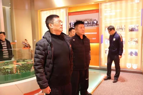 随同栾风岩一起到我市考察的还有省体育产业发展服务